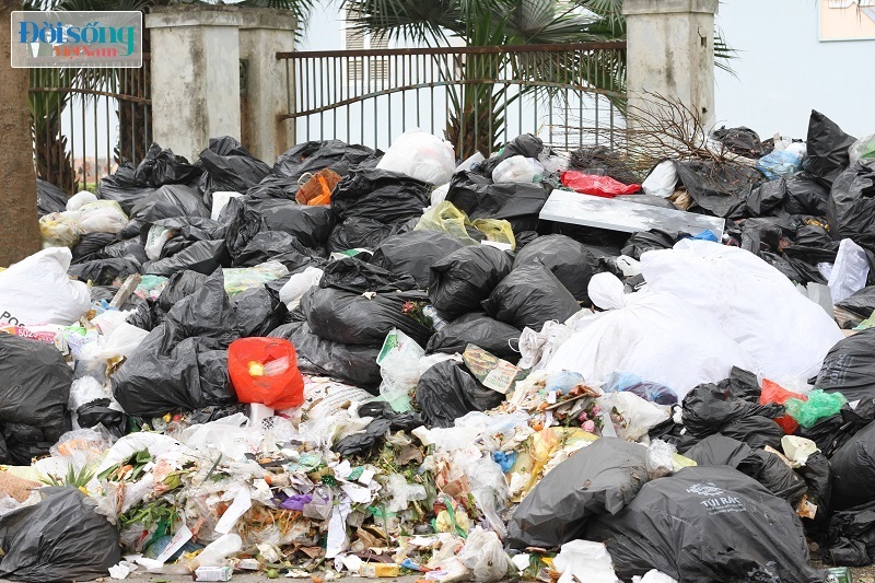 Chùm ảnh: Người dân phong toả bãi rác Nam Sơn, nhiều tuyến phố ở Hà Nội ngập trong rác7