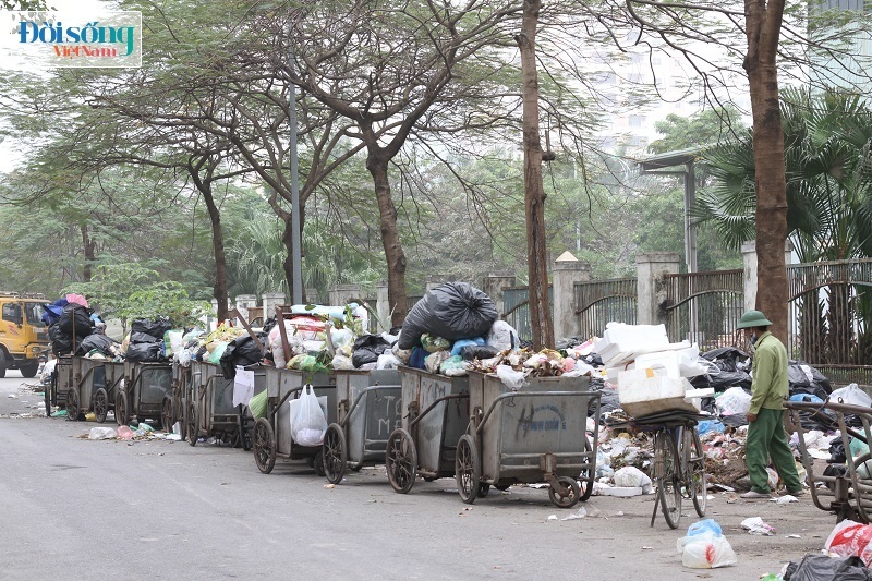 Chùm ảnh: Người dân phong toả bãi rác Nam Sơn, nhiều tuyến phố ở Hà Nội ngập trong rác12