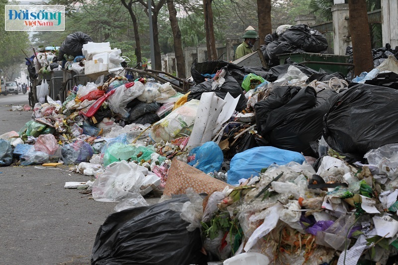 Chùm ảnh: Người dân phong toả bãi rác Nam Sơn, nhiều tuyến phố ở Hà Nội ngập trong rác10
