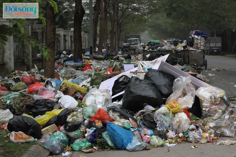Chùm ảnh: Người dân phong toả bãi rác Nam Sơn, nhiều tuyến phố ở Hà Nội ngập trong rác9