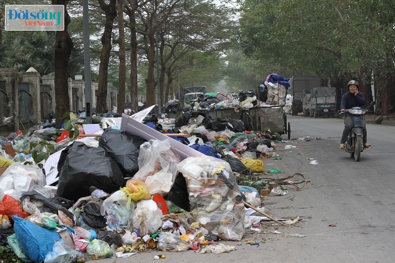 Chùm ảnh: Người dân phong toả bãi rác Nam Sơn, nhiều tuyến phố ở Hà Nội ngập trong rác15