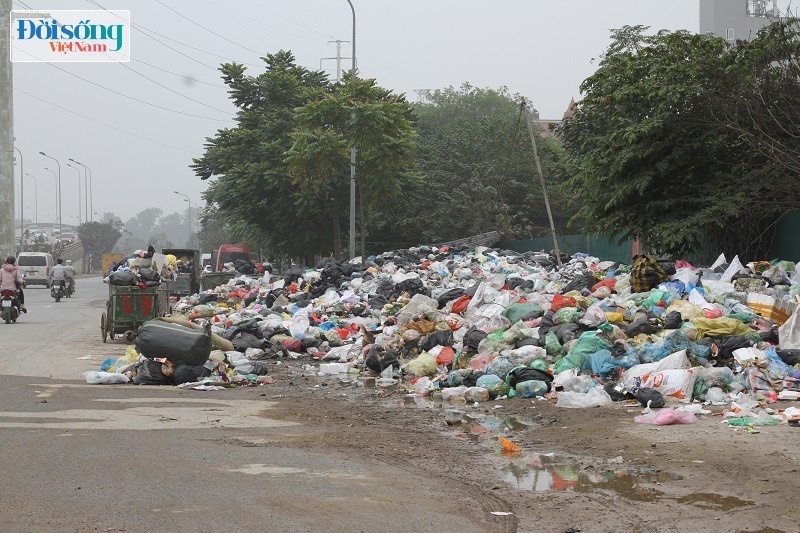 Chùm ảnh: Người dân phong toả bãi rác Nam Sơn, nhiều tuyến phố ở Hà Nội ngập trong rác13