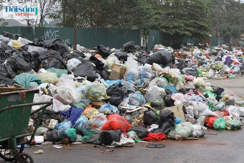 Chùm ảnh: Người dân phong toả bãi rác Nam Sơn, nhiều tuyến phố ở Hà Nội ngập trong rác14