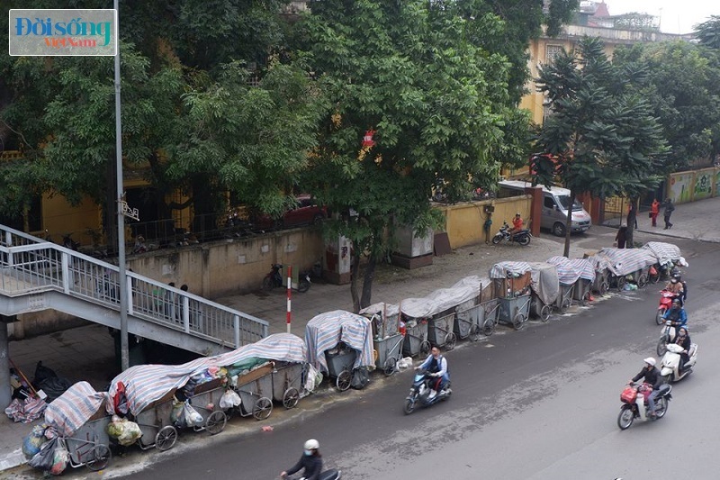 Chùm ảnh: Người dân phong toả bãi rác Nam Sơn, nhiều tuyến phố ở Hà Nội ngập trong rác20