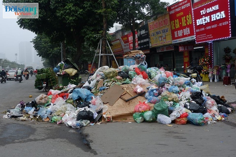 Chùm ảnh: Người dân phong toả bãi rác Nam Sơn, nhiều tuyến phố ở Hà Nội ngập trong rác16