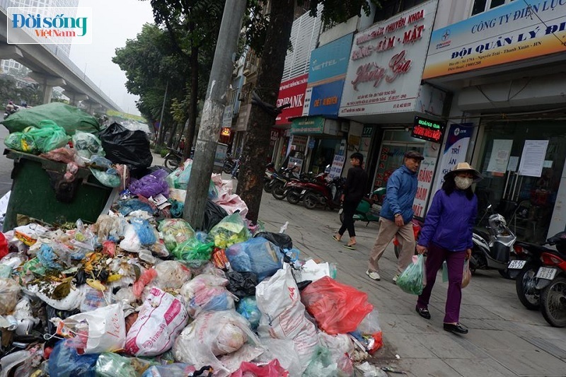 Chùm ảnh: Người dân phong toả bãi rác Nam Sơn, nhiều tuyến phố ở Hà Nội ngập trong rác17