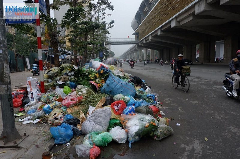 Chùm ảnh: Người dân phong toả bãi rác Nam Sơn, nhiều tuyến phố ở Hà Nội ngập trong rác19