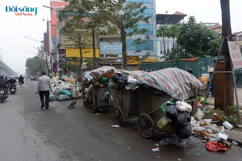 Chùm ảnh: Người dân phong toả bãi rác Nam Sơn, nhiều tuyến phố ở Hà Nội ngập trong rác21