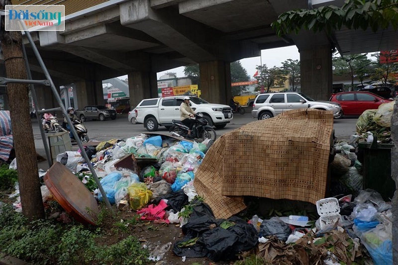 Chùm ảnh: Người dân phong toả bãi rác Nam Sơn, nhiều tuyến phố ở Hà Nội ngập trong rác18