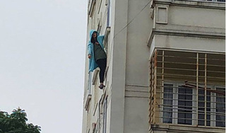 Hà Nội: Giải cứu cô gái đu mình ngoài cửa sổ tầng 4 khu chung cư 
