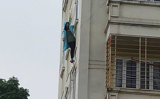 Hà Nội: Giải cứu cô gái đu mình ngoài cửa sổ tầng 4