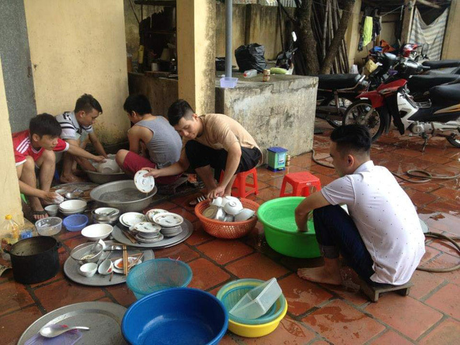 Hậu đám cưới ở Thái Bình: Các chị em chỉ việc ngồi chơi, bát đĩa cứ để hội anh em 'cân tất'