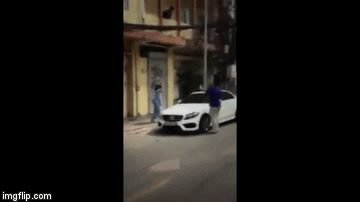 Clip: Người phụ nữ dùng búa đập nát xe Mercedes đỗ trước cửa nhà