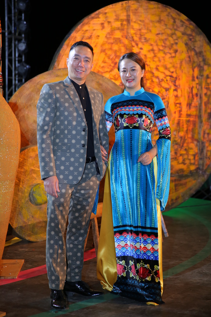 NTK dân tộc thiểu số Thảo Giang trình diễn BST áo dài tại Lễ hội văn hoá thổ cẩm Việt Nam 