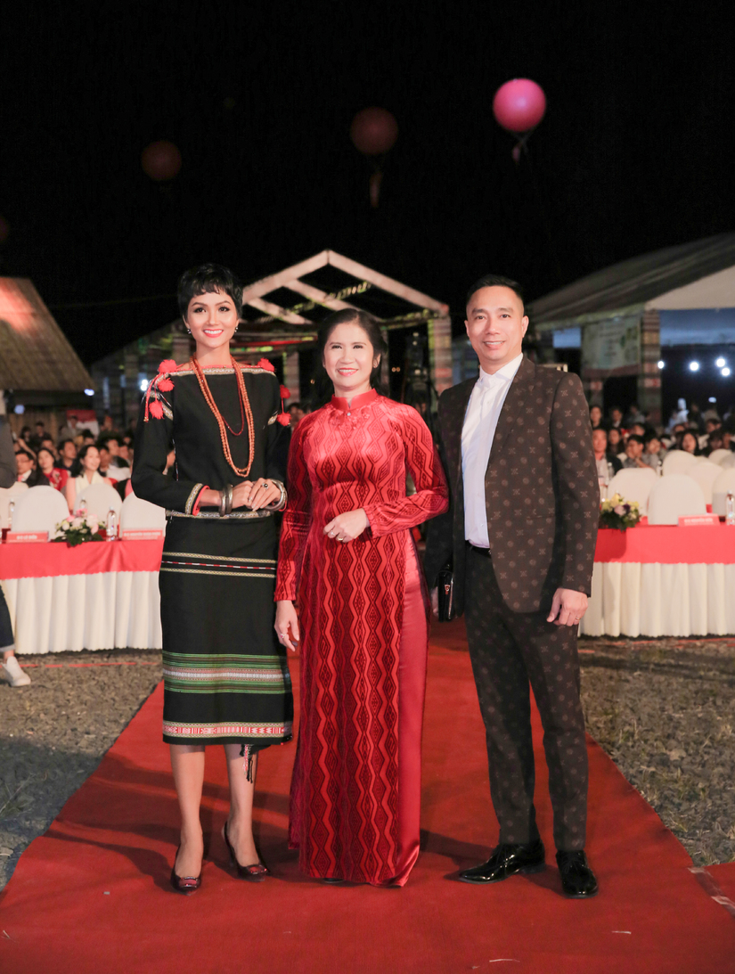 NTK dân tộc thiểu số Thảo Giang trình diễn BST áo dài tại Lễ hội văn hoá thổ cẩm Việt Nam 