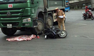 Hà Nội: Xe máy va chạm với xe ben, bé 2 tuổi văng xuống đường tử vong
