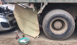 Hà Nội: Đang sửa xe bên đường, một người thợ bị ô tô tông tử vong