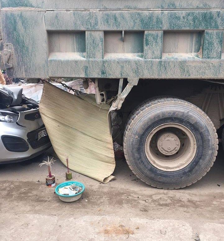 Hà Nội: Đang sửa xe, một người thợ bị tông tử vong