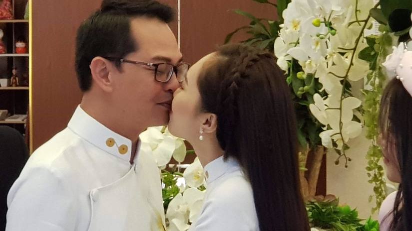 Vợ kém 19 tuổi hôn NSND Trung Hiếu đắm đuối trong ngày cưới