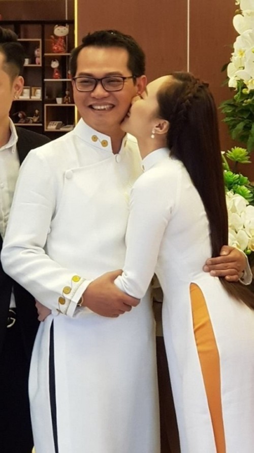 Vợ kém 19 tuổi hôn NSND Trung Hiếu đắm đuối trong ngày cưới khiến ai nấy ghen tị