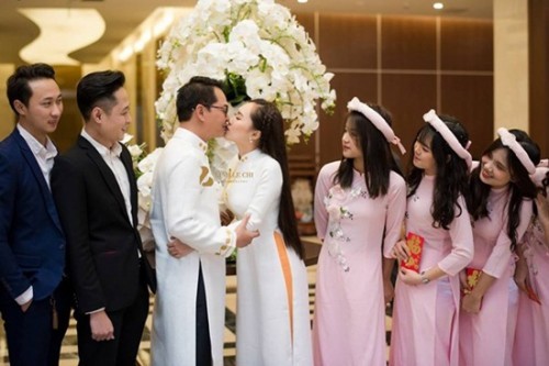 Vợ kém 19 tuổi không ngần ngại hôn NSND Trung Hiếu trong ngày cưới 
