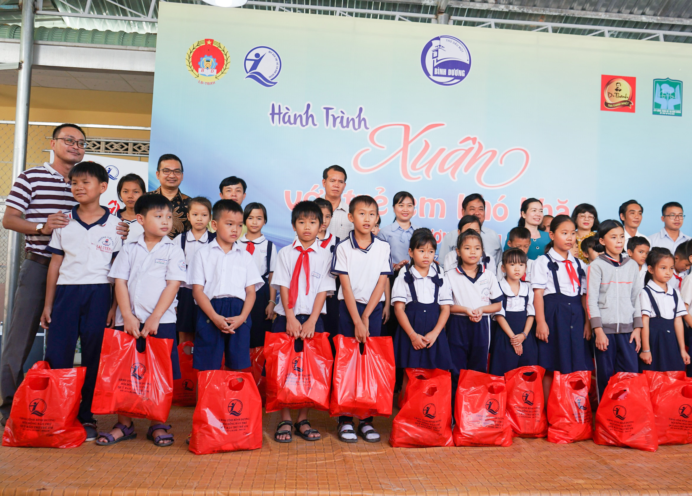 Đại diện Tập đoàn Tân Hiệp Phát trao quà cho trẻ em Mái ấm Cô nhi Phổ Hiền và trẻ em huyện Bàu Bàng