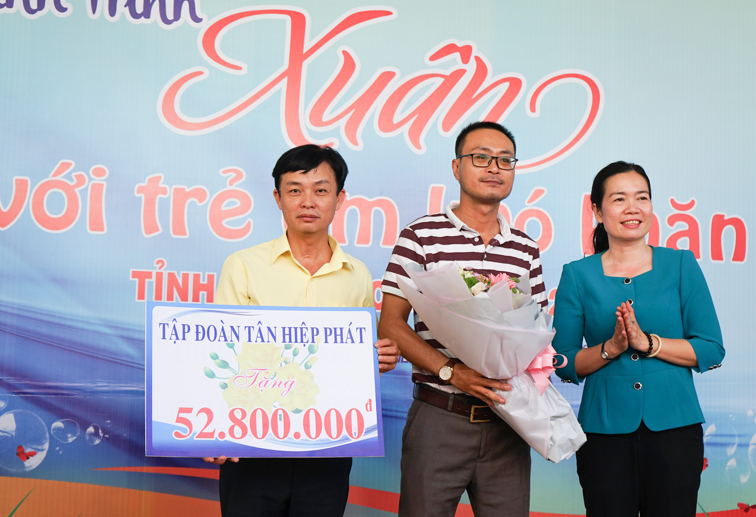 Ông Lê Nguyễn Đức Khôi, Trưởng phòng quan hệ công chúng Tập đoàn Tân Hiệp Phát nhận hoa từ Quỹ Bảo trợ trẻ em tỉnh Bình Dương
