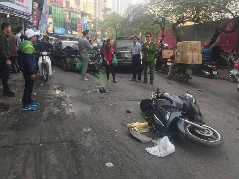Ô tô gây tai nạn liên hoàn ở phố Ngọc Khánh khiến cụ bà tử vong