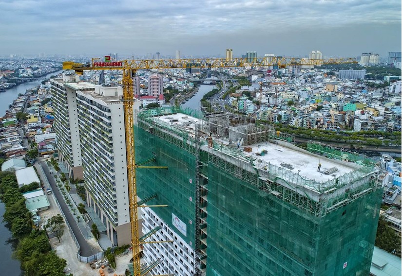 Cất nóc tháp C - Diamond Lotus Riverside: Bức tường xanh khổng lồ giữa lòng Sài Gòn
