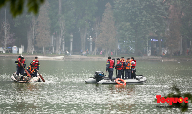 Thanh niên nghi ngáo đá bơi ra giữa hồ Gươm rồi tử vong