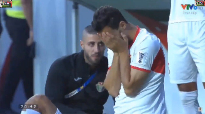   Sau thất bại trước Việt Nam, cầu thủ Jordan thẫn thờ, khóc vì tiếc nuối