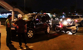 Nồng độ cồn cao, nữ tài xế còn cố thủ trong xe sau khi gây tai nạn