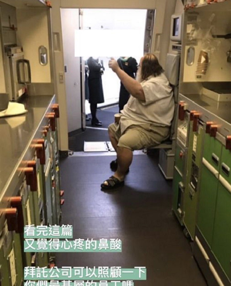 Nữ tiếp viên hàng không tố bị nam hành khách bắt chùi mông sau khi đi WC