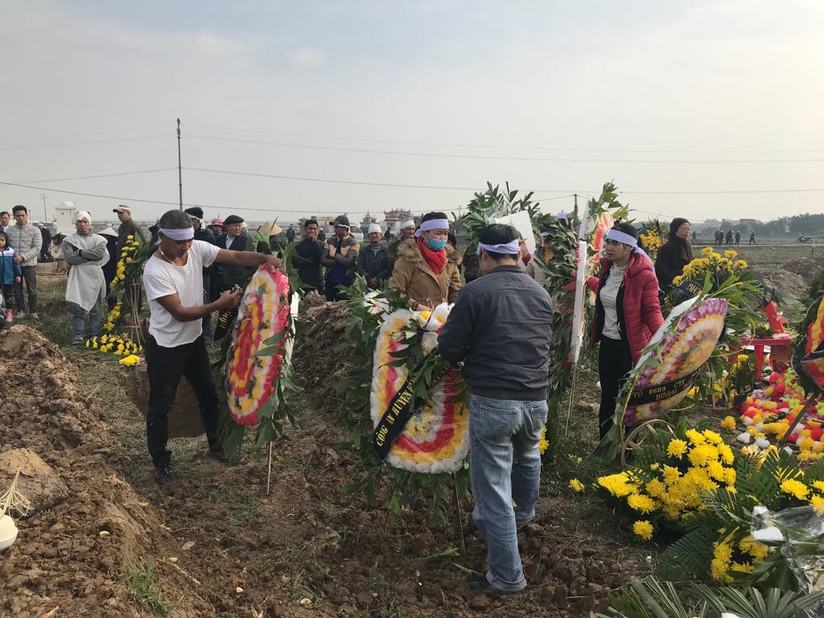 Rất nhiều vòng hoa được xếp lên các ngôi mộ của những nan nhân tử vong trong vụ tai nạn thương tâm tại nghĩa trang thôn Lương Xá Nam