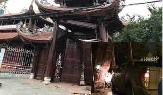 Hà Nội: Tài xế nghi say xỉn lái ô tô bán tải tông sập cổng chùa