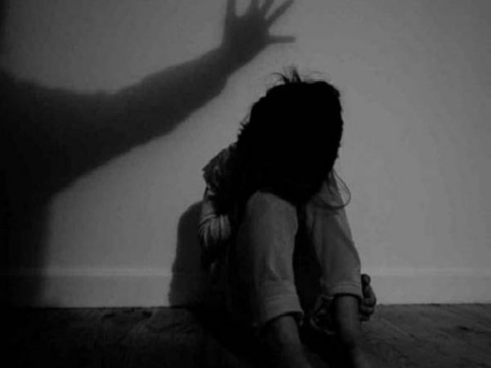Bắt tạm giam kẻ hiếp dâm con gái 9 tuổi của bạn thân