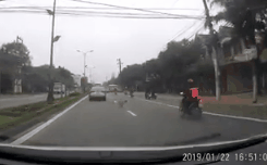 Clip: Thanh niên đi xe máy ngã đập đầu xuống đường 
