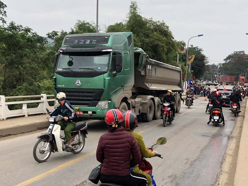 Nghệ An: Va chạm với xe biển đỏ, một người phụ nữ tử vong
