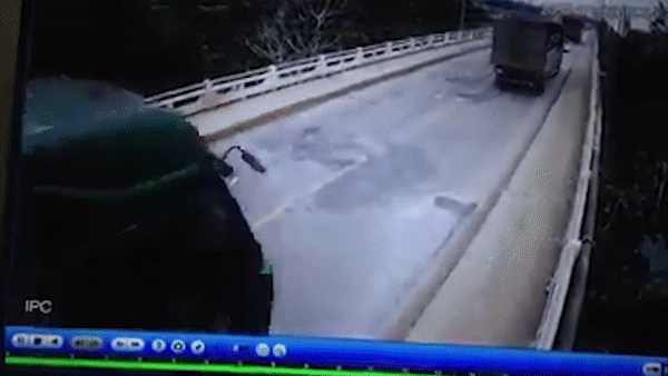 CLIP: Xe ben biển đỏ va chạm với xe máy khiến người phụ nữ tử vong