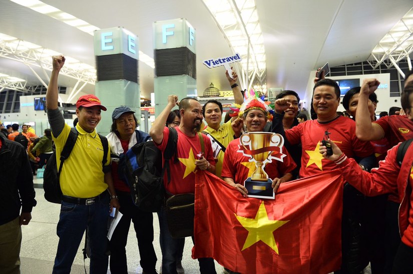Cụ ông 80 tuổi bay sang Dubai tiếp sức cho đội tuyển Việt Nam