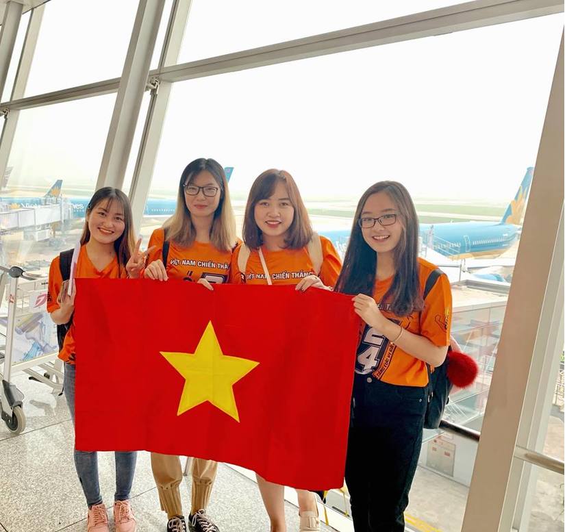 Cụ ông 80 tuổi bay sang Dubai tiếp sức cho đội tuyển Việt Nam