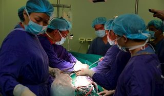 Các bác sĩ Việt Nam chạy đua với thời gian cứu bệnh nhân người Mỹ mắc bệnh nguy hiểm