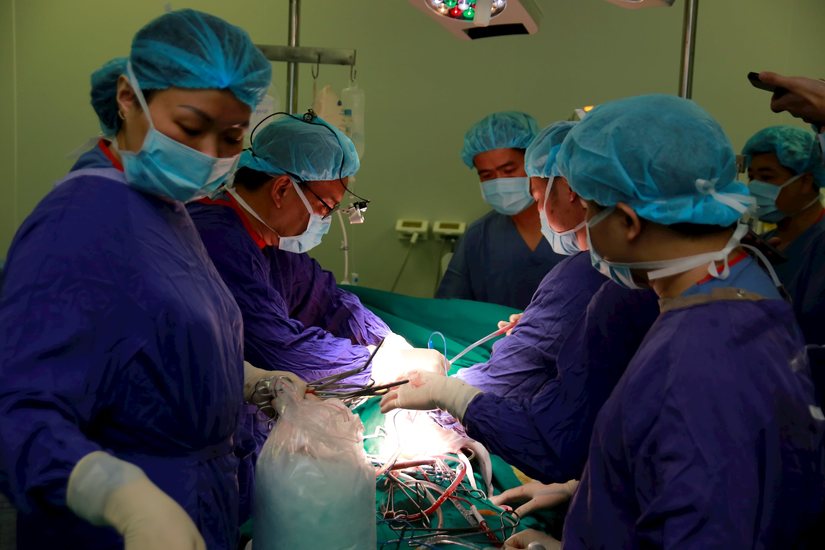 Các bác sĩ Việt Nam chạy đua với thời gian cứu bệnh nhân người Mỹ mắc bệnh nguy hiểm