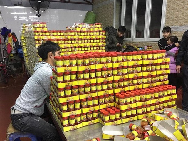 Phát hiện cơ sở sản xuất hàng nghìn lọ sa tế rởm ở Hà Nội