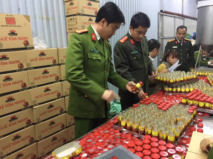 Phát hiện cơ sở sản xuất hàng nghìn lọ sa tế rởm ở Hà Nội