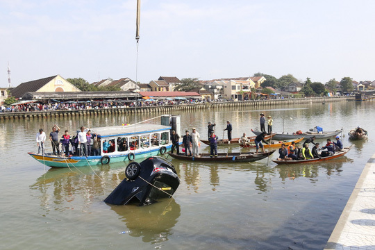 Đã tìm thấy thi thể 3 người tử vong trong vụ lao xe xuống sông ở Quảng Nam