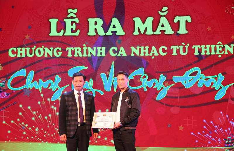  ông Hoàn (bên trái) bày tỏ cảm xúc về chương trình ca nhạc từ thiện