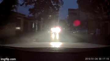 Clip: Bật đèn pha chói mắt người đi đường, tài xế bị 'dằn mặt' nhớ đời