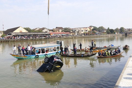 Cả gia đình lao xe xuống sông 3 người tử vong ở Quảng Nam