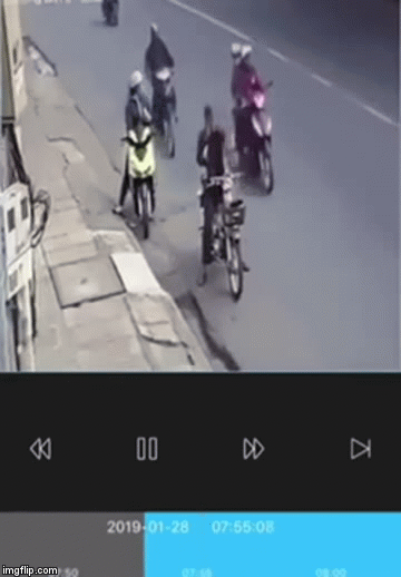 Clip: Vừa cở mũ bảo hiểm, người đàn ông bị xe tông đập đầu xuống vỉa hè